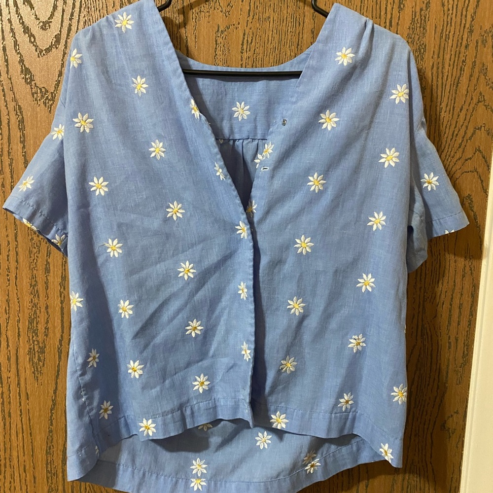 Adorable vintage daisy embroidered blouse